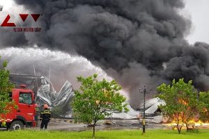 Bắc Ninh: Cháy dữ dội tại xưởng sơn ở KCN Yên Phong