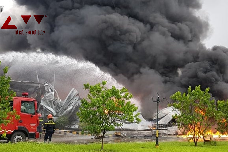 Cháy dữ dội tại xưởng sơn